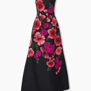 Vestido longo evasê sem alças com bordado floral