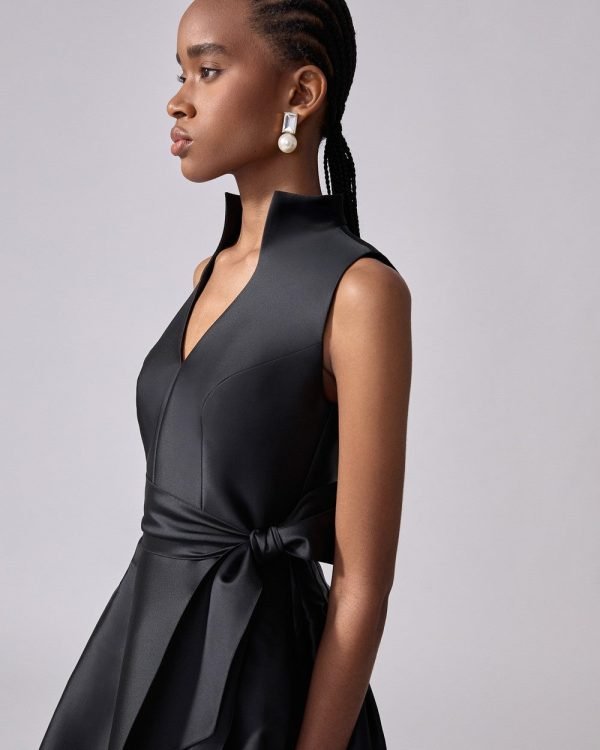 Vestido longo com decote V, gola mandarim e cinto no mesmo material - Imagem 4