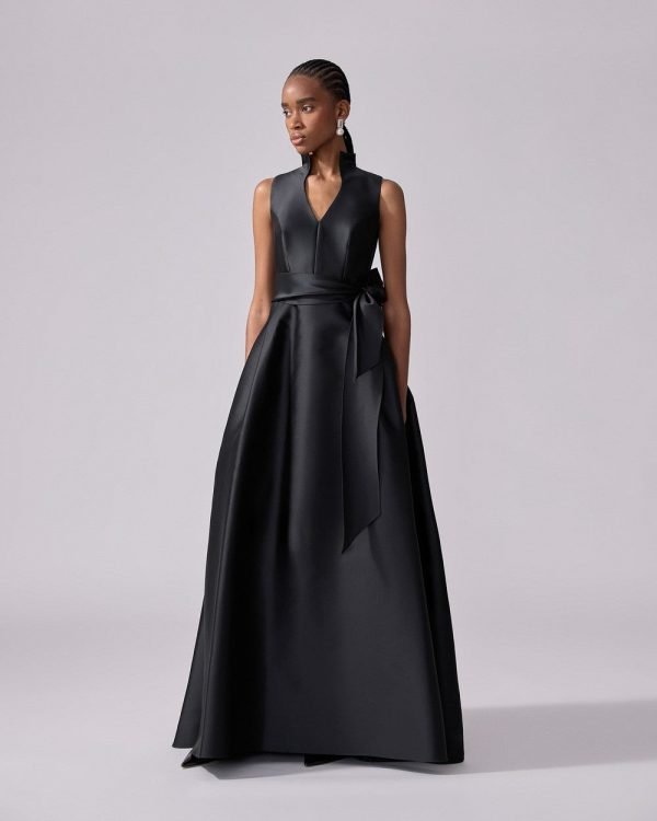 Vestido longo com decote V, gola mandarim e cinto no mesmo material - Imagem 2