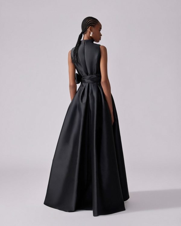Vestido longo com decote V, gola mandarim e cinto no mesmo material - Imagem 3