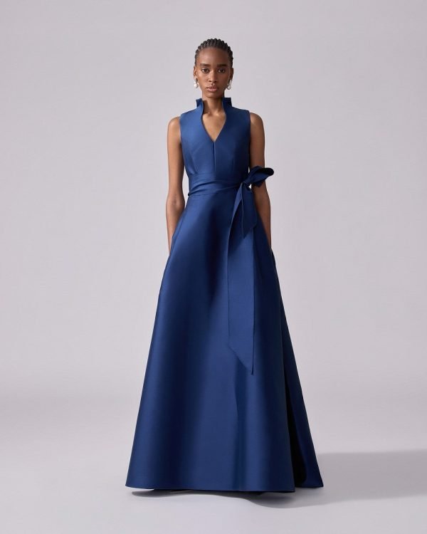 Vestido longo com decote V, gola mandarim e cinto no mesmo material - Imagem 4