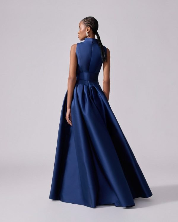 Vestido longo com decote V, gola mandarim e cinto no mesmo material - Imagem 3