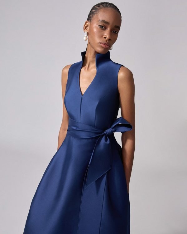 Vestido longo com decote V, gola mandarim e cinto no mesmo material - Imagem 2